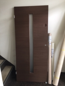 福岡市博多区で室内ドアの穴補修(オレフィンシート貼り)