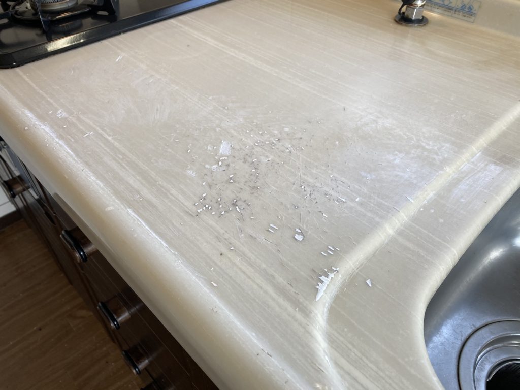 キッチンの人工大理石天板についた傷は補修？それとも取替？ | 株式